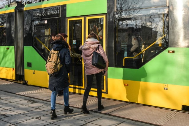 Przez ponad dwa tygodnie - od 3 do 20 kwietnia - tramwaje znikną z jednej z najważniejszych poznańskich tras. ZTM Poznań wprowadzi objazdy, inaczej pojedzie kilka linii zarówno tramwajowych, jak i autobusowych, dwie inne zostaną zawieszone. Wprowadzona zostanie również linia autobusowa "za tramwaj".Przejdź dalej i sprawdź szczegóły --->