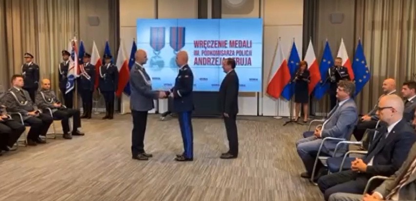 Włoszczowski policjant aspirant Michał Gogolewski nagrodzony za odwagę prestiżowym medalem. Zobaczcie zdjęcia
