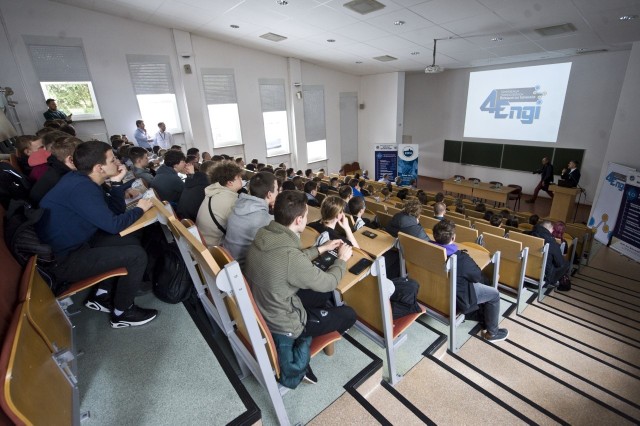 Ideą prelekcji było poszerzenie wiedzy na temat trendów i nowinek w branży produkcyjnej oraz zaszczepienie tej wiedzy w gronie przyszłych inżynierów, jakimi są studenci Politechniki Koszalińskiej.