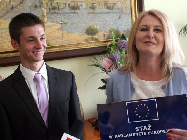 Kacper Pałkus na zaproszenie Elżbiety Łukacijewskiej przez miesiąc będzie przebywał na stażu w siedzibie Parlamentu Europejskiego.