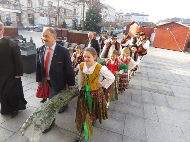 Choinkę delegacja górali wniosła do papieskiego muzeum a potem przyozdobiła drzewko