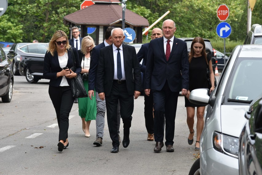 Trzech z sześciu poszkodowanych górników jest w Górnośląskim...