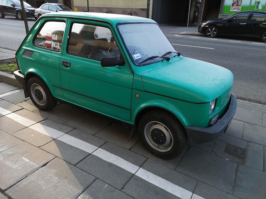 Fiat 126p, najpopularniejszy samochód w PRL-u. Można go jeszcze zobaczyć na drogach [ZDJĘCIA]