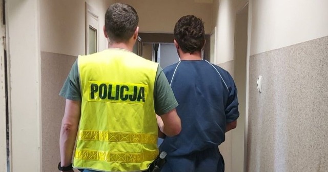 Do 5 lat więzienia grozi 30-latkowi, który zabrał samochód z posesji swojego sąsiada w gminie Osjaków. Policjanci odnaleźli porzucony pojazd w Raduckim Folwarku, a sprawcę wytypowali dzięki nagraniu z monitoringu na stacji benzynowej.