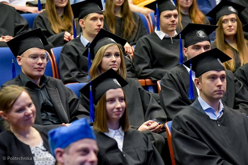 Taka uroczystość na Politechnice Opolskiej odbyła się po raz pierwszy w historii. Wręczono dyplomy wszystkim inżynierom