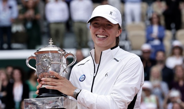 Iga Świątek po raz trzeci w karierze zdobyła trofeum przeznaczone dla najlepszej tenisistki turnieju French Open.