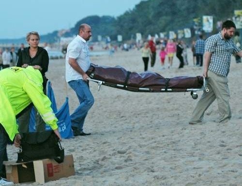 Ciała obojga, każde z osobna, ratownicy osłonili parawanami. Tłum gapiów, cicho komentujących tragedię, rozszedł się dopiero, gdy zabrano ciała.