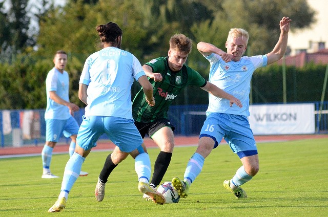 Sokół Kleczew zremisował na własnym stadionie z Błękitnymi Stargard 2-2. Obie bramki dla zespołu Łukasza Cichosa zdobył w pierwszej części gry Fabian Grzelka.