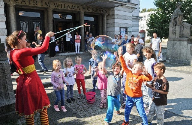 Weekend Teatralny Dużej RodzinyTo pierwsze z cyklu trzech spotkań &#8222;Weekend teatralny dużej rodziny&#8221;, który jest organizowany w ramach projektu pn. &#8222;Promocja marki Województwa Kujawsko-Pomorskiego poprzez wydarzenia kulturalne