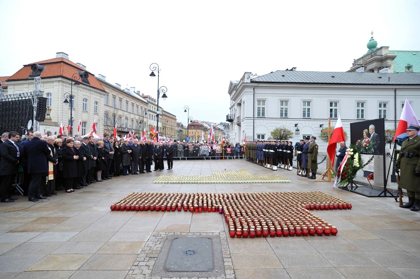 6. rocznica katastrofy smoleńskiej: Marsz pamięci na zakończenie uroczystości w Warszawie [ZDJĘCIA]