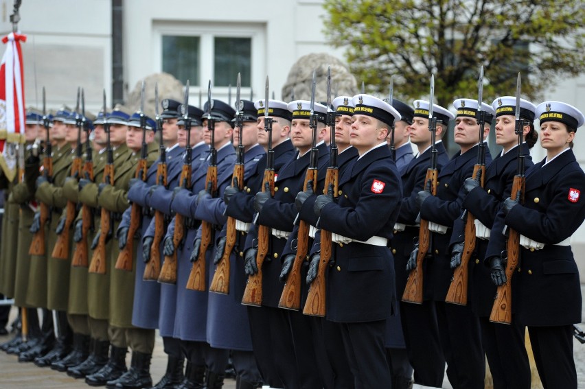 6. rocznica katastrofy smoleńskiej: Marsz pamięci na zakończenie uroczystości w Warszawie [ZDJĘCIA]