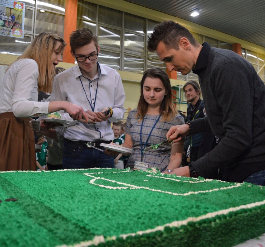 Miro Klose pozował do zdjęć z wszystkimi grupami szkółek....