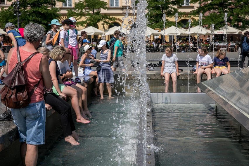 Kraków. Kłopoty z fontanną w Rynku w szczycie sezonu turystycznego