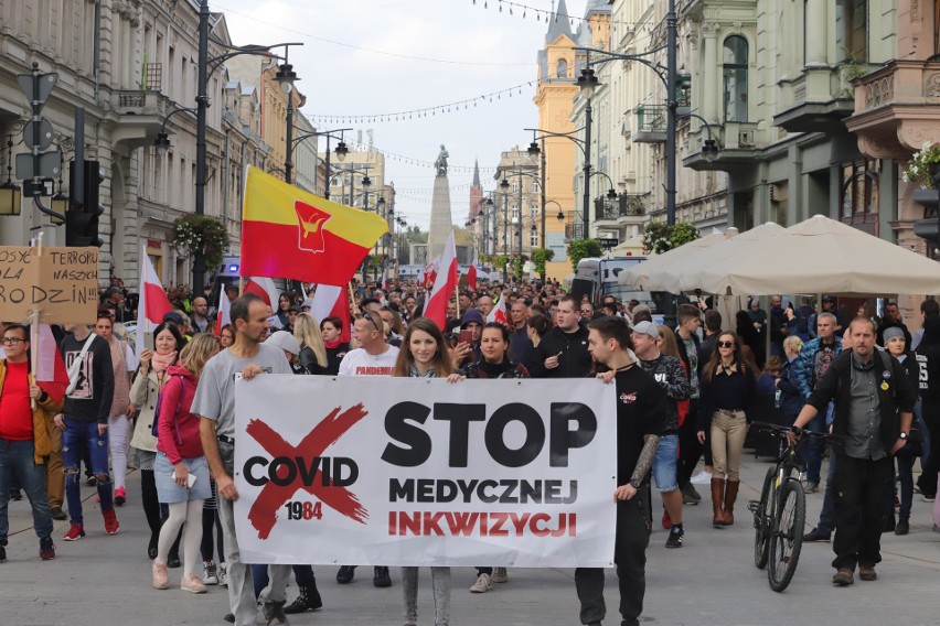 Manifestacja antycovidowców w Łodzi przeszła w sobotę ulicą...