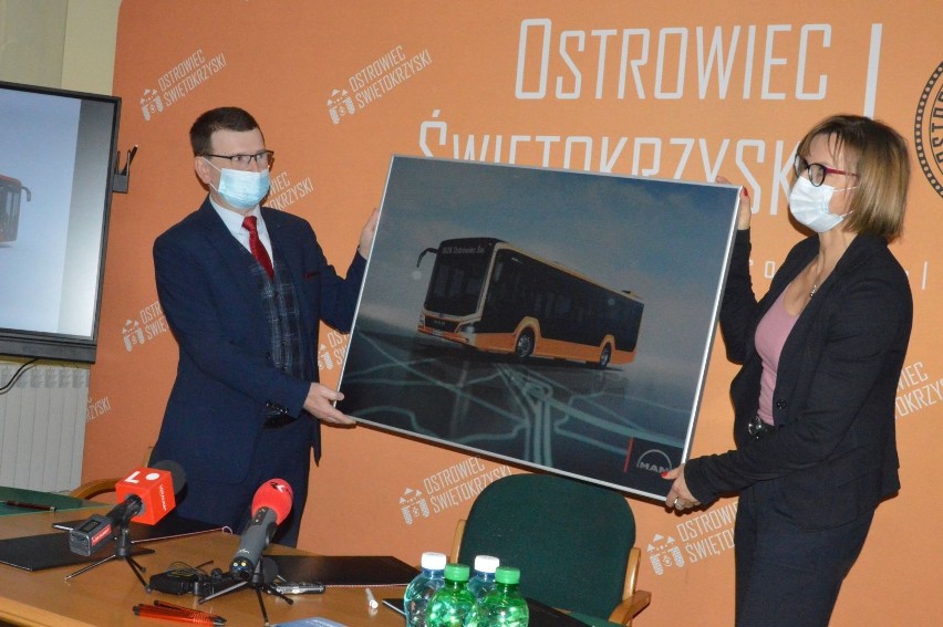 Od lewej stoją prezydent Ostrowca Jarosław Górczyński i...