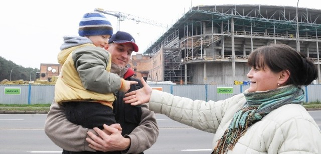 Sylwia i Artur Konieczni z synkiem Kubą uważają, że kładka czy podziemne przejście to dobry pomysł. Nie wierzą jednak, by szybko się one tu pojawiły.