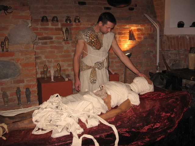 Inscenizacja rytuałów mumifikacyjnych pozwala dostrzec w mumii nie tylko eksponat muzealny lecz ciało człowieka, poddane po śmierci licznym zabiegom mającym na celu zapewnienie mu życia wiecznego