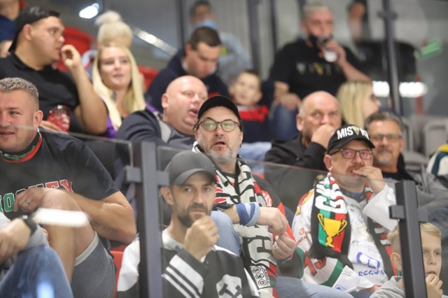 Tyscy kibice na meczu GKS Tychy - GKS Katowice  Zobacz kolejne zdjęcia. Przesuwaj zdjęcia w prawo - naciśnij strzałkę lub przycisk NASTĘPNE