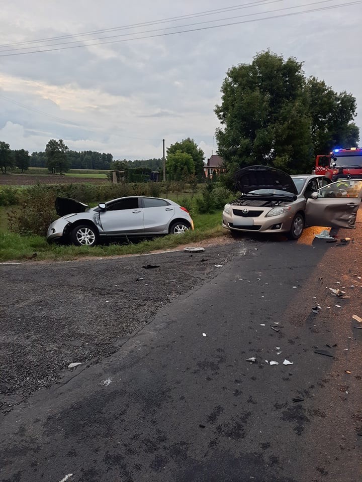 Krzyżewo - Jurki. Wypadek z udziałem dwóch samochodów osobowych. Dwie osoby zostały ranne. 26.08.2021. Zdjęcia