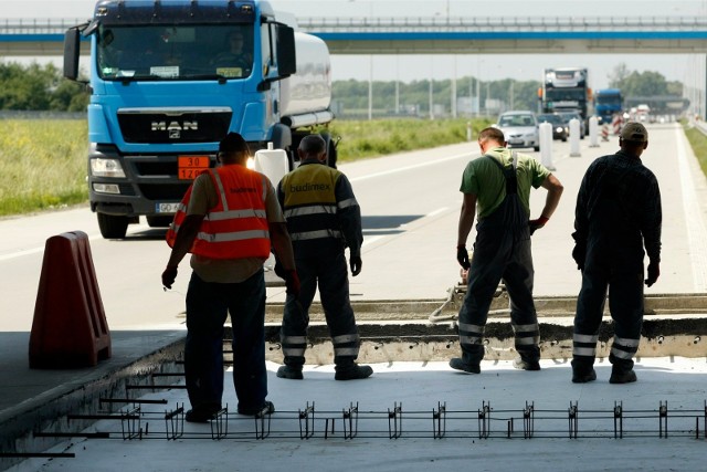 Dziś (we wtorek 29 maja) drogowcy rozpoczęli prace przy dużym remoncie, a właściwie kilku różnych remontach na autostradzie A4 i węźle bielańskim pod Wrocławiem. Na razie czeka nas zwężenie jezdni do jednego pasa w każdą stronę w pobliżu Bielan Wrocławskich, ale kolejne etapy spowodują znacznie większe utrudnienia. Jakie i kiedy? Sprawdź na kolejnych slajdach w galerii.