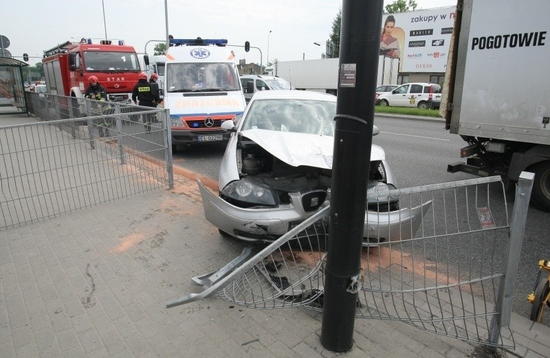 Wypadek na ul. Pabianickiej. Auto wypadło z drogi i uderzyło w słup. Są ranni [FILM, zdjęcia]