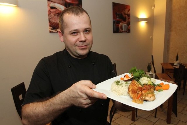 Marcin Piskulak, szef kuchni kieleckiej Qchni Polskiej poleca trzy smaczne dania - kremową zupę cebulową, grillowany filet z kurczaka i słodki deser z jabłkami.