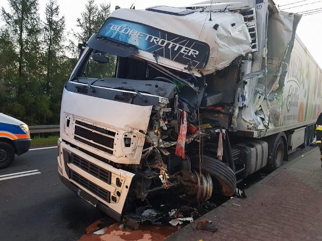 Wypadek na drodze krajowej 94 w Sienicznie. Zderzyły się dwie ciężarówki i auto dostawcze. Zdjęcia dzięki uprzejmości Champion Pomoc Drogowa.