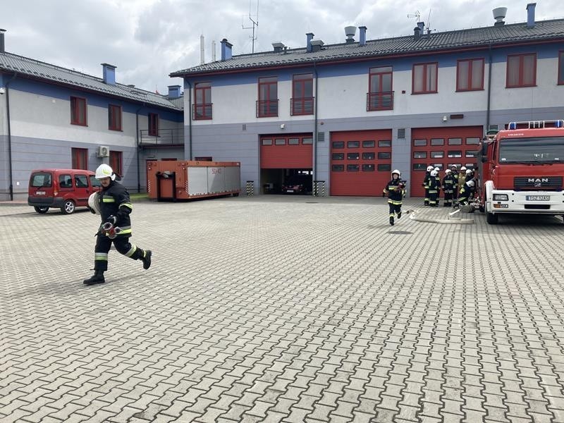 Nowi strażacy zasilą jednostki z powiatu staszowskiego. Zakończyło się szkolenie (ZDJĘCIA)