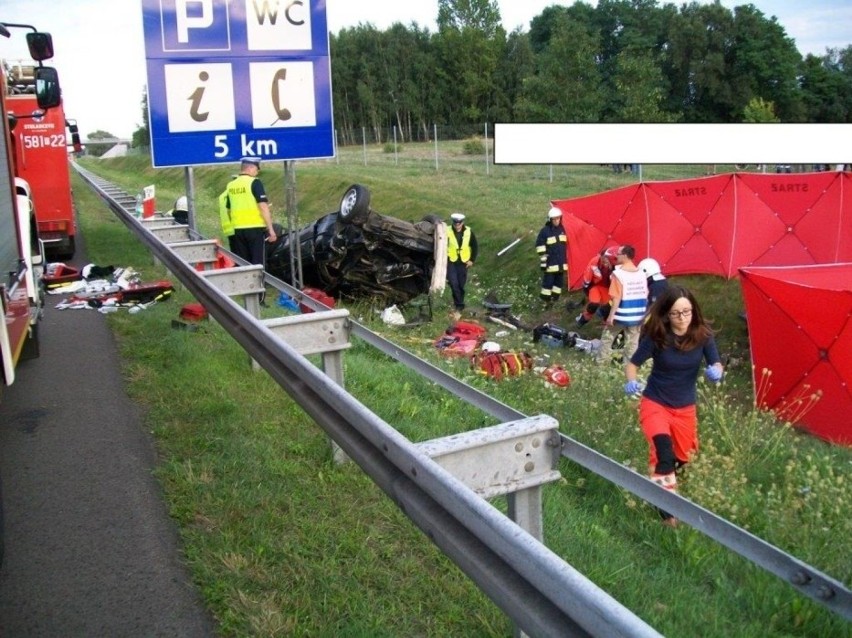 Po dachowaniu BMW na autostradzie A2, zginęły dwie osoby