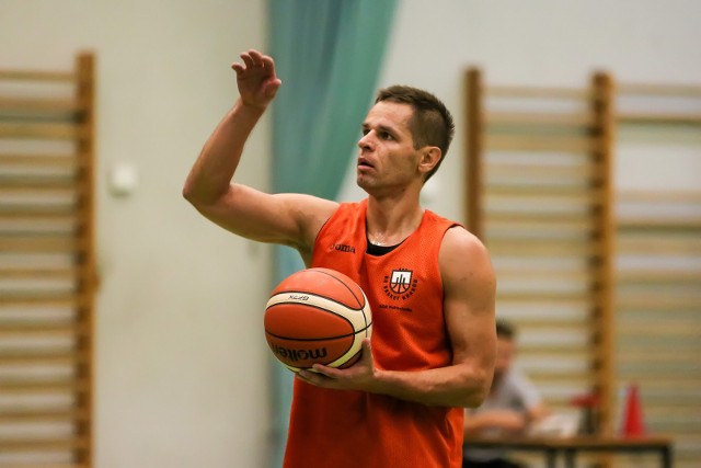 Michał Baran jest rozgrywającym R8 Basketu