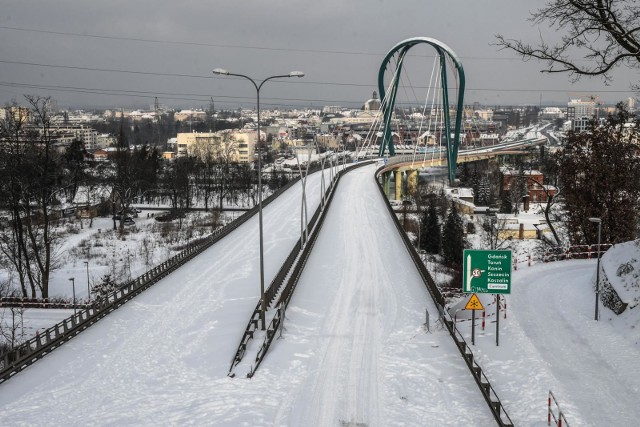 Do wczorajszego południa na moście Uniwersyteckim zalegała gruba warstwa śniegu. Potem zaczęto go usuwać. A wokół trasy, jak zwykle, tworzyły się długie sznury samochodów..