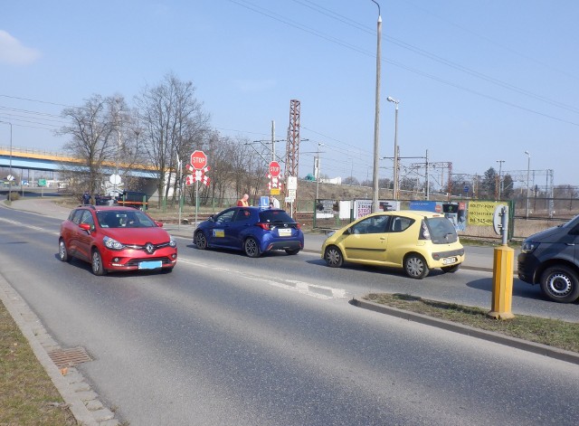 Kierowcy na przejeździe kolejowym w ciągu ulicy Zaświat w Bydgoszczy jeździli w piątek zgodnie z przepisami i bardzo uważnie, zatrzymywali się przed znakiem "Stop". Ale też ruch nadzorowali funkcjonariusze Straży Ochrony Kolei