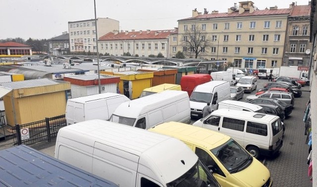 Tak wygląda plac targowy od strony ulicy 8 Marca, zastawiony przez samochody