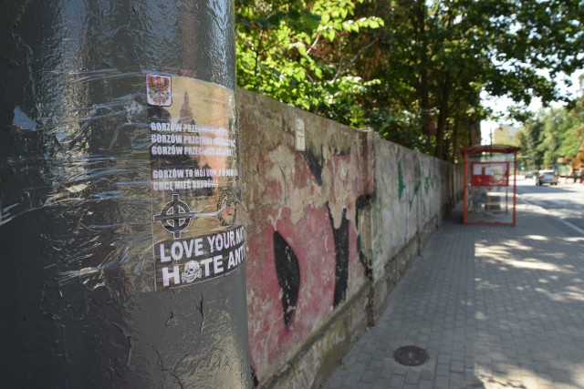 - W mieście pojawiły się skandaliczne plakaty. Mocno antyimigracyjne - poinformował nas gorzowianin Damian i na dowód wysłał zdjęcie plakatu na słupie przy ul. Warszawskiej.Pojechaliśmy na miejsce. Plakat jest na słupie naprzeciwko kościoła. Jego tło to archiwalna fotografia Landsberga, na której są hasła: „Gorzów przeciwko Antifie!”, „Gorzów przeciwko imigrantom!”, „Gorzów przeciwko komunie!”, „Gorzów to mój dom, a w domu nie chcę mieć brudów!”.Pod tymi napisami umieszczony jest krzyż celtycki, logo „Good night left side” (dobranoc lewa strono; wyrażenie poglądów antylewicowych), zaciśnięta pięść z napisem „White Power” (czyli: biała siła; hasło rasistowskie) oraz napis: Love your nation, hate antifa (kochaj swój naród, nienawidź Antify). WIDEO: Relacja z marszu w BiałymstokuSprawdziliśmy, czy policja zna sprawę. - Nie otrzymaliśmy takiego zgłoszenia - przyznał nam rzecznik lubuskich policjantów nadkom. Marcin Maludy. Po naszej informacji, gdzie znajduje się ten plakat i jakie przedstawia poglądy na miejsce wysłano policjantów. Jeśli w ocenie mundurowych narusza przyjęte normy i nawołuje do nienawiście, to zostanie wszczęte postępowanie.Kodeks karny za nawoływanie do nienawiści przewiduje karę do dwóch lat więzienia.Widzieliście te plakaty? Koniecznie dajcie nam znać!WIDEO: "Tak zaczynały się pogromy". Reakcje po publikacji tygodnika z naklejką "Strefa wolna od LGBT"