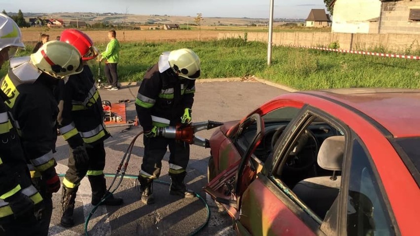 Strażacy z OSP Jangrot ćwiczyli metody uwalniania osób uwięzionych w rozbitych autach