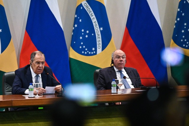 Szef MSZ Rosji Siergiej Ławrow (z lewej) na konferencji ze swoim brazylijskim odpowiednikiem Mauro Vieirą. Rosyjski minister odwiedza kraje Ameryki Łacińskiej.