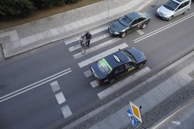 Do niebezpiecznych sytuacji z udziałem pieszych dochodzi m.in. na tym przejściu na ul. Piastowskiej.