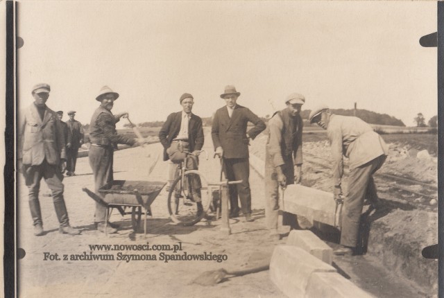 Władze Torunia walczyły z wielkim kryzysem kierując bezrobotnych do prac doraźnych, m.in. przy budowie dróg. Zdjęcie pochodzi z początku lat 30., z budowy drogi gdzieś na Mokrem.