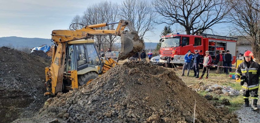 Tragedia w powiecie sanockim. Zginął około 60-letni mężczyzna przysypany ziemią