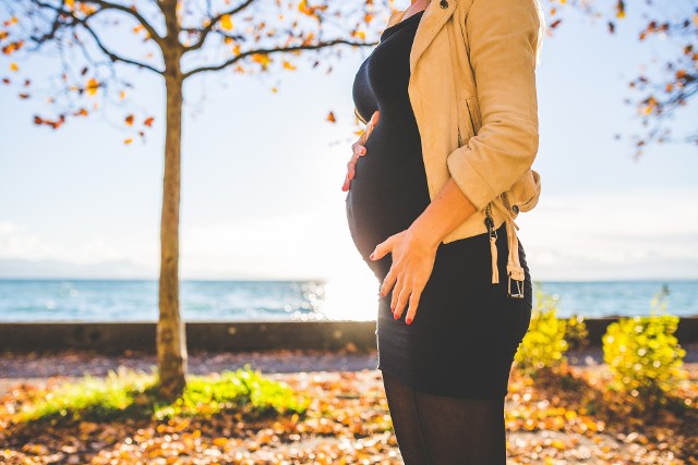 Okres ciąży to czas ogromnych zmian w kobiecym ciele. Dotyczą one w szczególności partii brzucha oraz piersi.