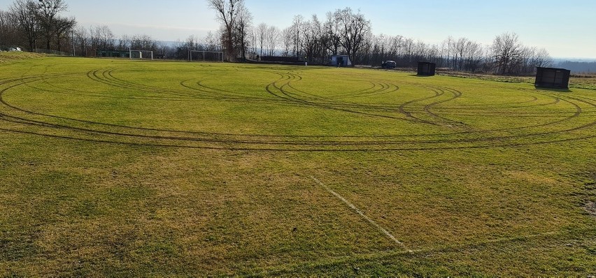 Boisko w Solcu nad Wisłą zostało kompletnie zniszczone (ZDJĘCIA)