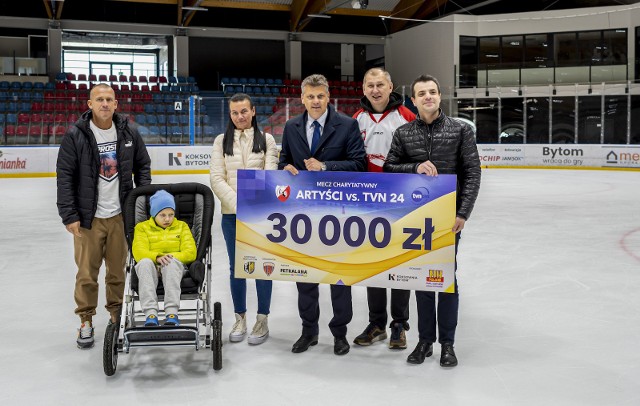 Na lodowisku w Bytomiu odbyło się przekazanie czeku Kubie Goniwiechie i jego rodzicom  Zobacz kolejne zdjęcia. Przesuwaj zdjęcia w prawo - naciśnij strzałkę lub przycisk NASTĘPNE