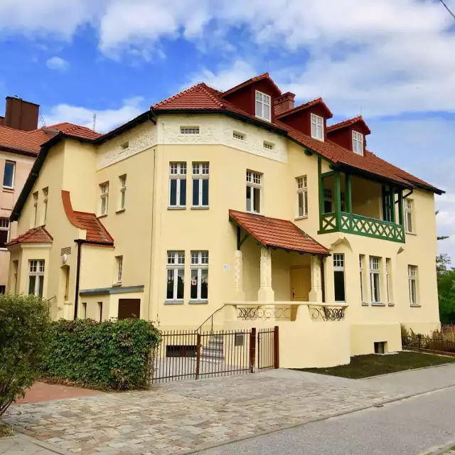 "Willa Chopina" w Toruniu - tutaj działa prywatny dom opieki. Zapewnia całodobową opiekę osobom niepełnosprawnym, przewlekle chorym lub osobom w podeszłym wieku. Zdarzają się tutaj przypadki agresji wśród części podopiecznych...