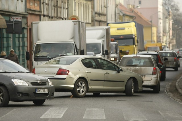 Wrocław, zakorkowana ulica Średzka w Leśnicy