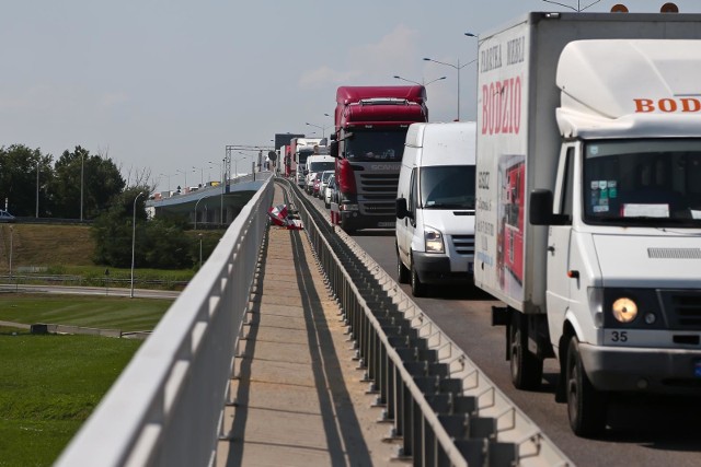 Protest kierowców TIR-ów. Protest pod hasłem "69". Samochody ciężarowe jeżdżą wolniej niż zwykle! Czy zablokują drogi?