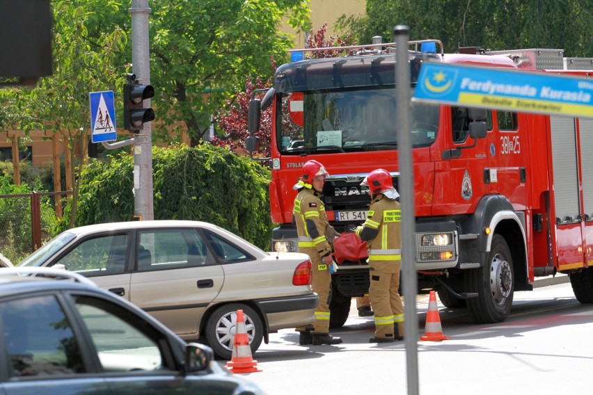 Wypadek w Tarnobrzegu. Po zderzeniu opla i audi trzy osoby przewieziono do szpitala (ZDJĘCIA)