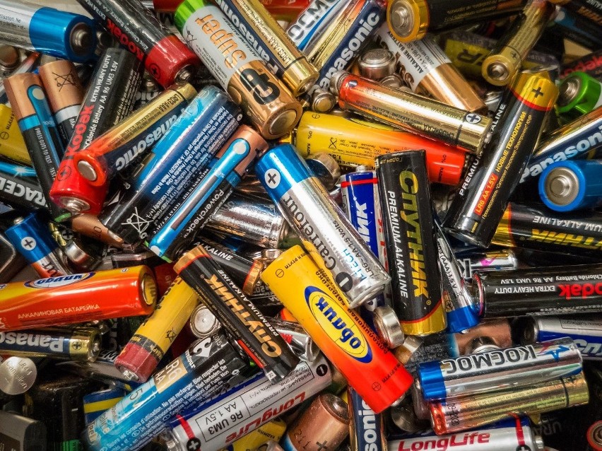 Zużyte baterie i świetlówki są zbierane np. w marketach...
