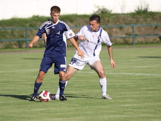 Jesienny mecz obu zespołów w Zdzieszowicach zakończony remisem 2-2. Z lewej pomocnik Ruchu Leszek Nowosielski.