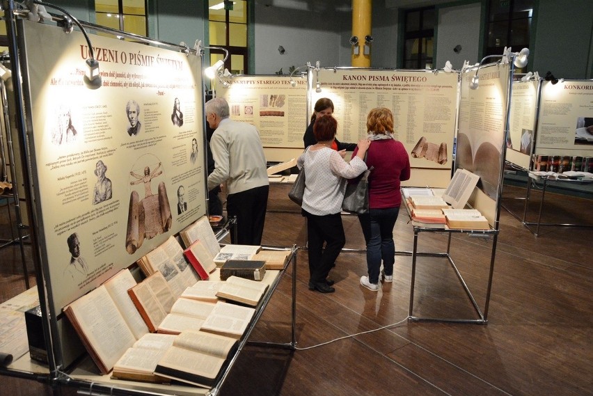 Niezwykła wystawa o historii Biblii już czynna w Skarżysku