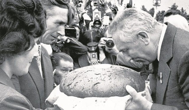 Centralne dożynki 2 września 1973 roku na nowo wybudowanym stadionie białostockiej Gwardii przy ul. Słonecznej. Gospodarze Dożynek witają chlebem Edwarda Gierka